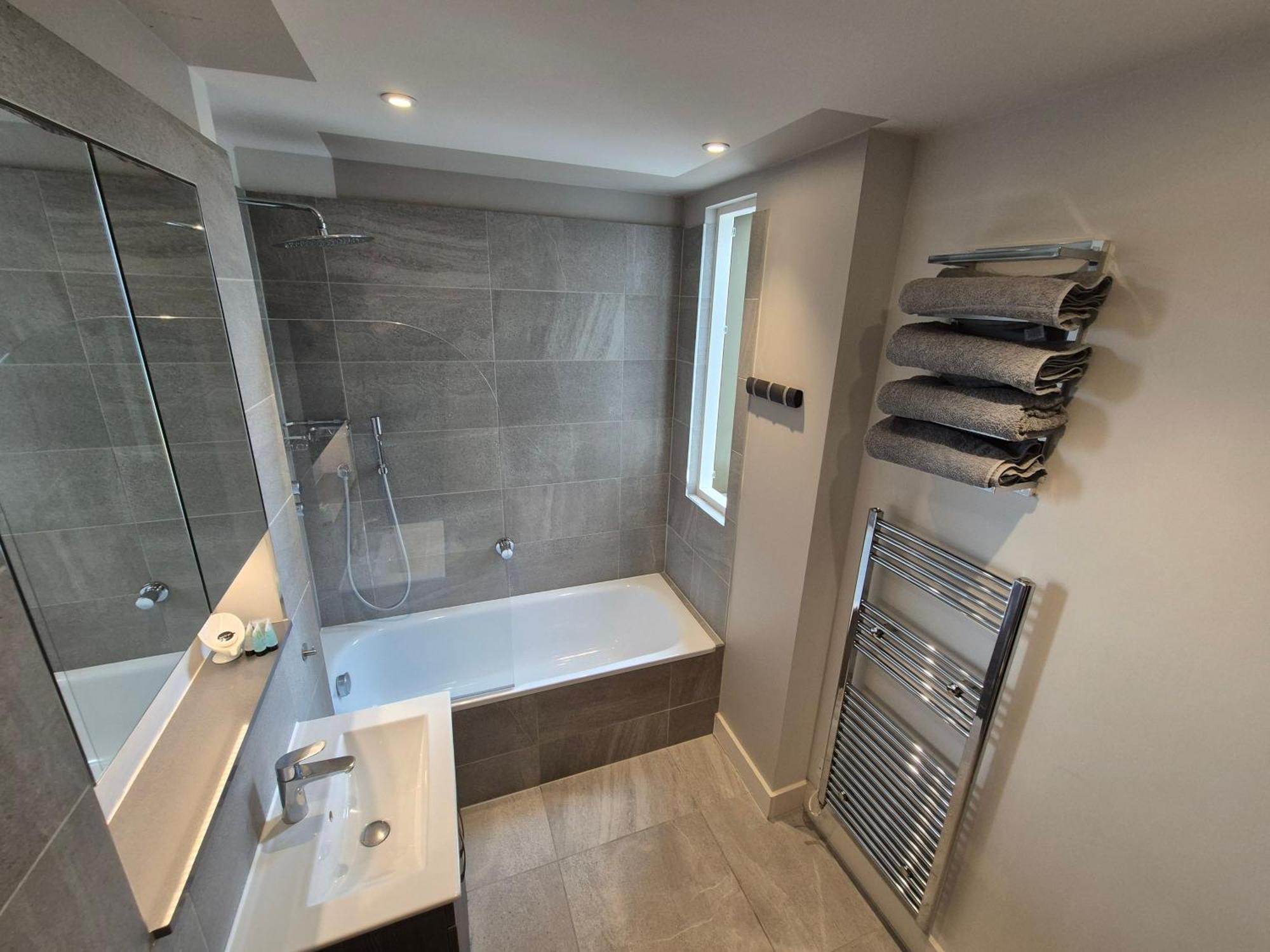Panoramic Pondview Penthouse *